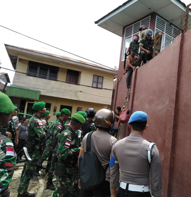 Puluhan Tahanan Diamankan Polisi-TNI dari Lokasi Kerusuhan Rutan Kabanjahe