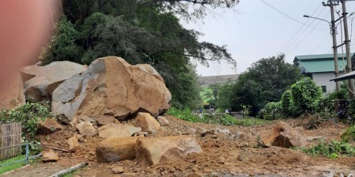 Longsor, Batuan Besar Tutup Akses Jalan ke PLTA Jatiluhur