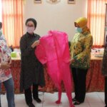 Selly Serahkan Bantuan Ratusan APD untuk Dinkes Kabupaten Cirebon