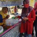 Perangi Corona PDI Perjuangan Kabupaten Cirebon Bagi-bagi Hand Sanitizier dan Masker