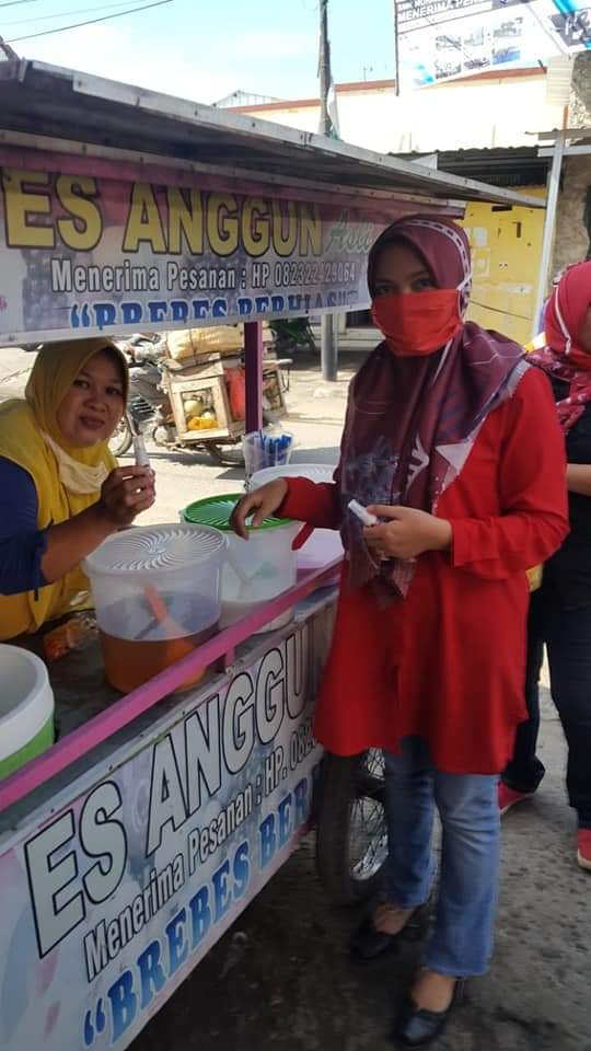 Perangi Corona PDI Perjuangan Kabupaten Cirebon Bagi-bagi Hand Sanitizier dan Masker