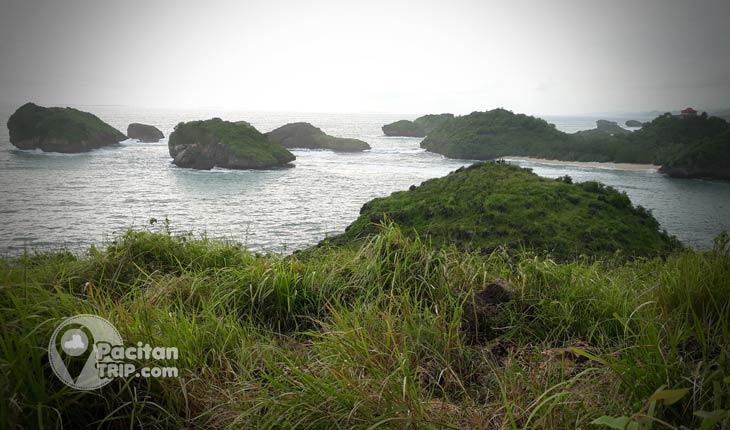 Miliki Gugusan Pulau Kecil, Pantai Kasap Raja Ampatnya Pacitan