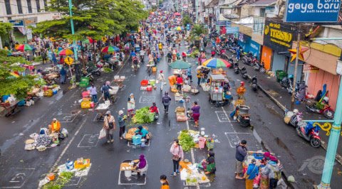 Bisa Ditiru Daerah Lain, Pasar Pagi di Salatiga Terapkan Physical Distancing bak di Myanmar