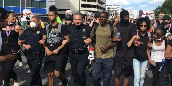 Polisi di AS Tunjukkan Solidaritas dengan Para Demonstran Tolak Rasisme