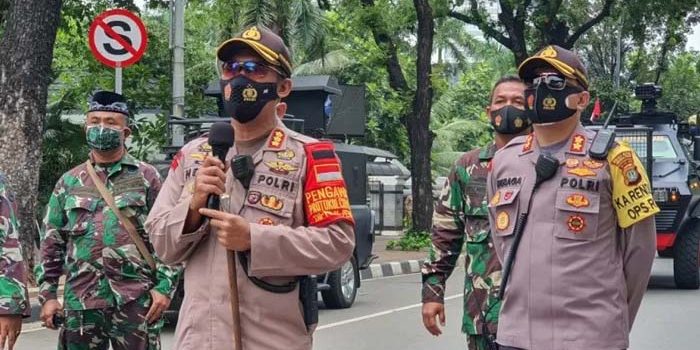 Polisi Tembakkan Gas Air Mata ke Massa Anarkis di Bundaran Bank Indonesia