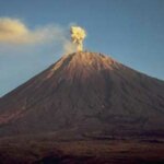 Gunung Semeru Luncurkan Guguran Lava Pijar 4 kali