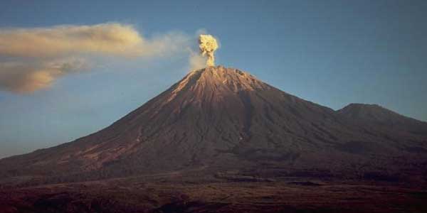Gunung Semeru Luncurkan Guguran Lava Pijar 4 kali