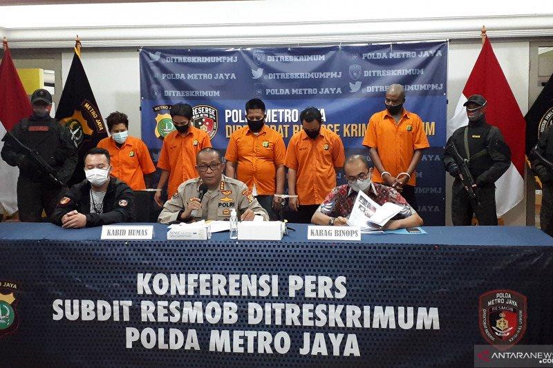Polda Metro Jaya menghadirkan lima tersangka kasus penipuan bermodus kencan secara daring di Polda Metro Jaya, Jumat (27/11/2020). ANTARA/Fianda Sjofjan Rassat