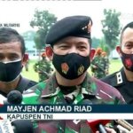 Video Baliho Rizieq Shihab Dicopot Sejumlah Pria Berseragam Loreng, Mabes TNI Angkat Bicara