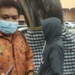 Kuasa hukum Charlie Usfunan saat mendampingi pelapor MIS (21) untuk menjalani pemeriksaan di Polda Bali, Denpasar, (18/12/2020). (Antara/Ayu Khania Pranisitha/2020)