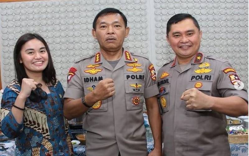Anggota DPR termuda dari Fraksi PAN, Farah Puteri Nahlia (kiri) bersama Kapolri Idham Azis, dan ayahnya Irjen Pol Fadil Imran (kanan). (@farahputerinahlia)
