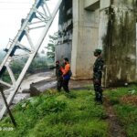 Derasnya Arus Sungai Glagah, Tiang Pilar Jembatan Rel Kereta Api Jakarta-Yogyakarta via Brebes Ambruk