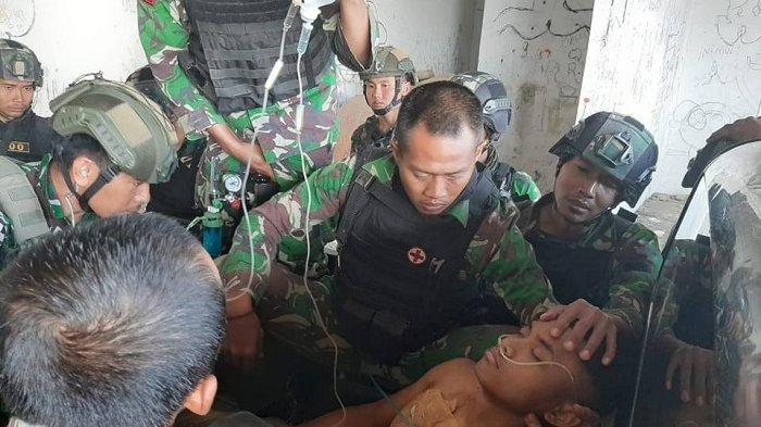 Sejumlah prajurit TNI berusaha menyelamatkan rekannya yang ditembak KKB di Sugapa, Papua. (IST)