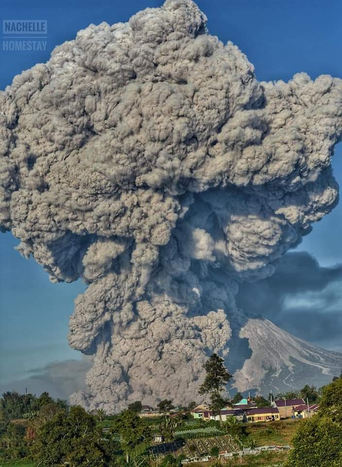 Gunung Sinabung Luncurkan Awan Panas Sejauh 4.500 Meter