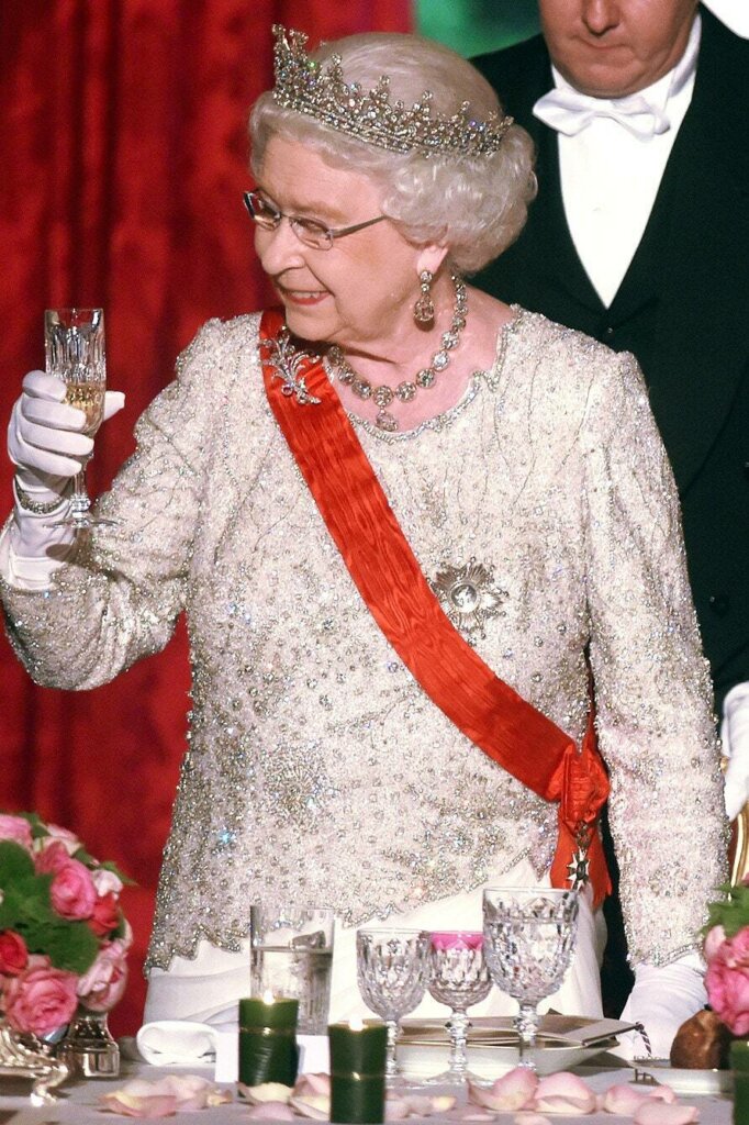Ratu Elizabeth Diminta Dokter Kerajaan Setop Minum Alkohol